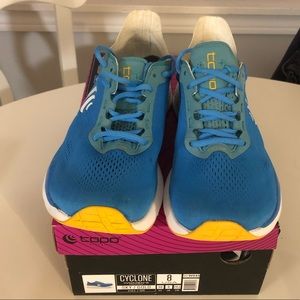 Women’s Topo Athletic Cyclone size 8